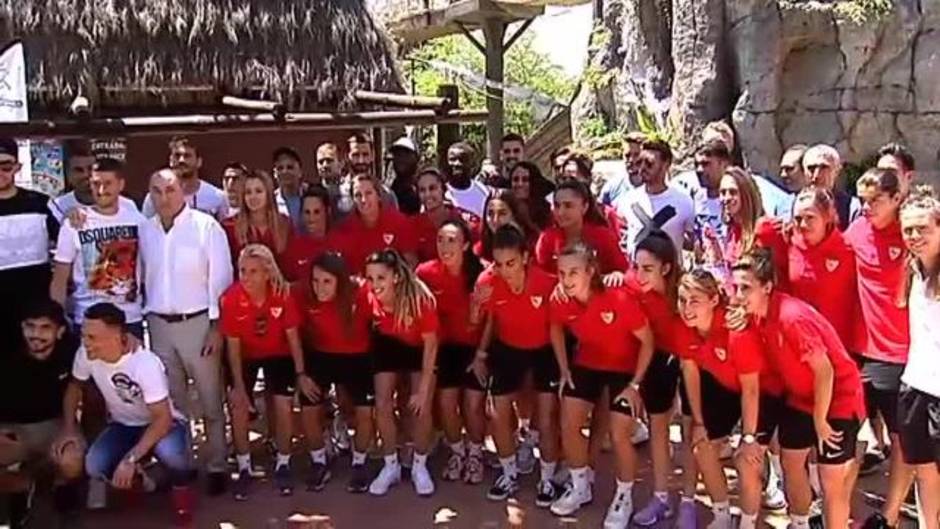 El Sevilla visita Isla Mágica en la fiesta escolar