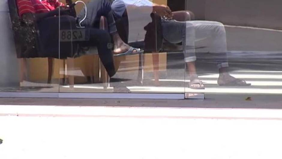 Escrache a una directora de la Generalitat en protesta por la llegada de 80 "MENAS" a Rubí