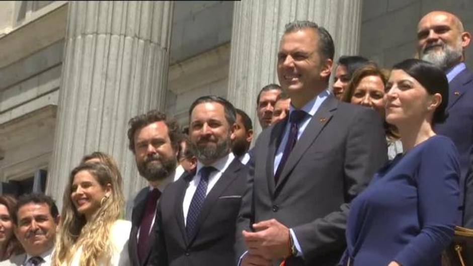 Abascal, con muletas para la foto de VOX en el Congreso