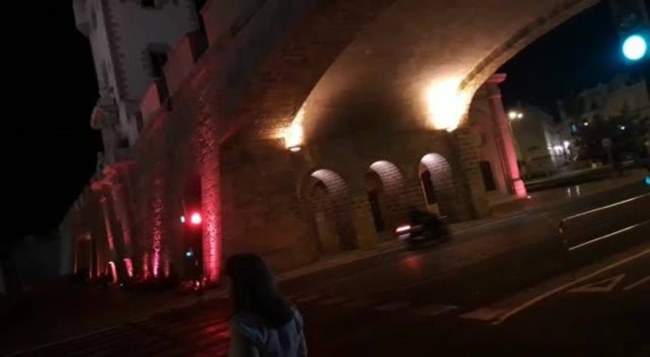 Las Puertas de Tierra de Cádiz se iluminan de rojo por el Síndrome 22q11