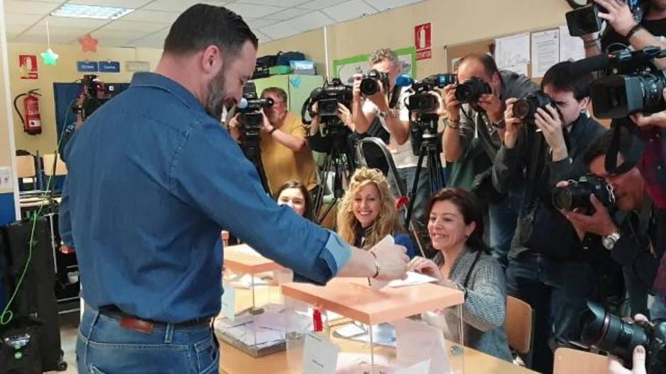 Santiago Abascal vota en el colegio Pinar del Rey