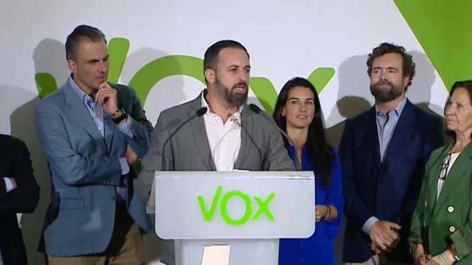 El PP celebra con sus peores resultados que ha salvado los muebles con Madrid y que ha evitado el temido 'sorpasso'