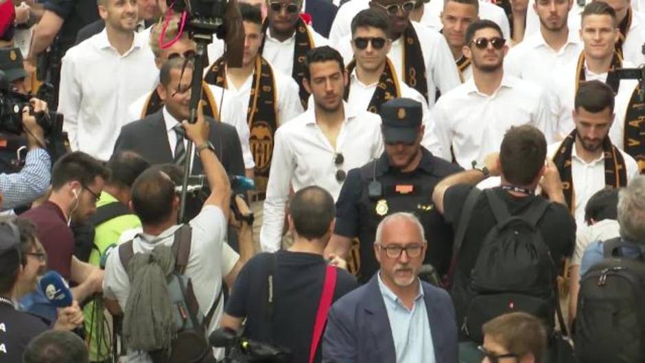 La afición celebra la llegada de la Copa del Rey a Valencia