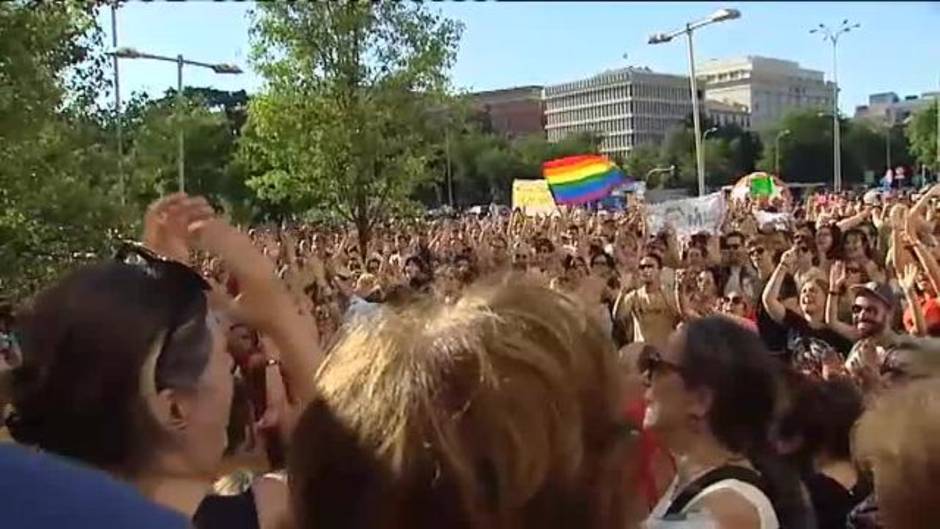 Multitudinaria manifestación en apoyo a Carmena frente al Ayuntamiento de Madrid