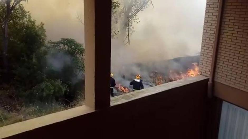 Un incendio afecta a zonas próximas a viviendas en Cabezón