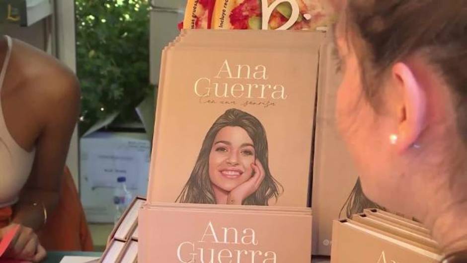 Ana Guerra firma 'Con una Sonrisa' en la Feria del Libro de Madrid