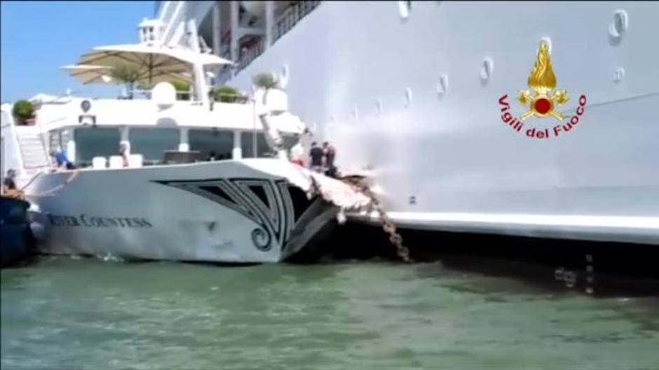 Un gran crucero embiste a un barco amarrado en un canal de Venecia