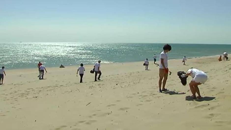 Centenares de personas limpian las playas en el día del Medio Ambiente