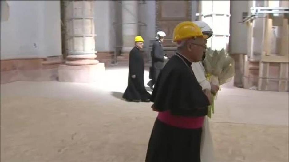 El papa cumple con la seguridad en su visita a una iglesia italiana afectada por el terremoto de 2016