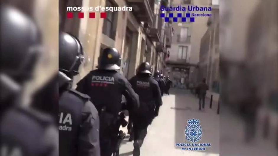 Suben a 50 los detenidos en la macrooperación en el Raval