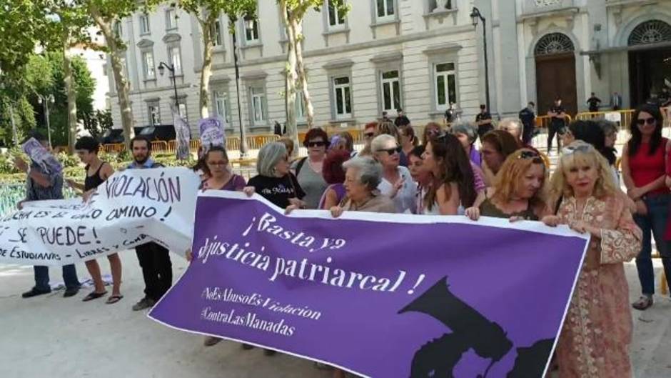 Concentración ante el Supremo para celebrar la sentencia de La Manada