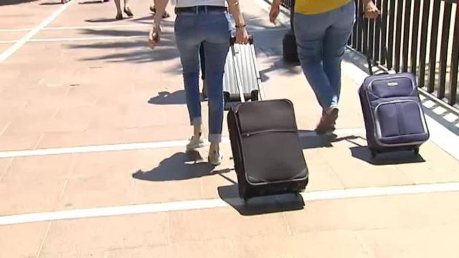 Los españoles eligen viajar en agosto, en pareja y durante 8 días