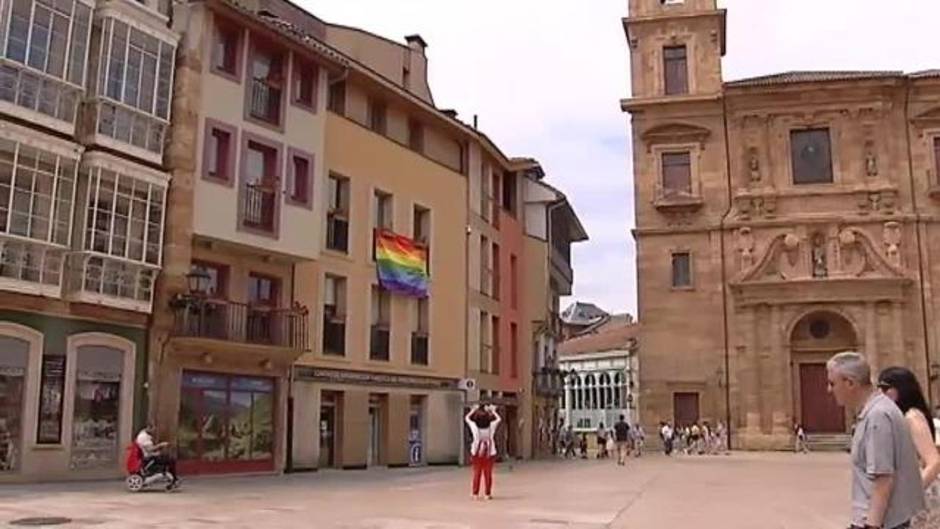 La bandera del orgullo gay convertida en arma arrojadiza en los ayuntamientos