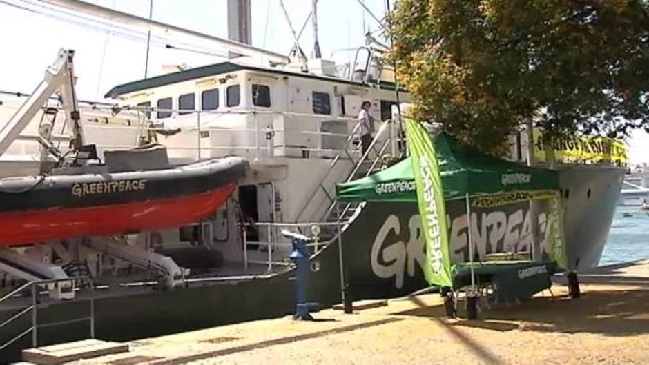 El buque insignia Rainbow Warrior de Greenpeace atraca en Barcelona