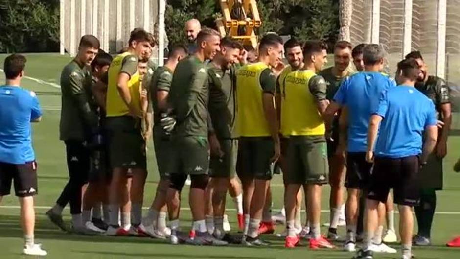 Paul López, protagonista del entrenamiento del Betis