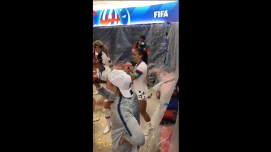 La selección estadounidense de fútbol femenino celebra por todo lo alto la consecución del Mundial