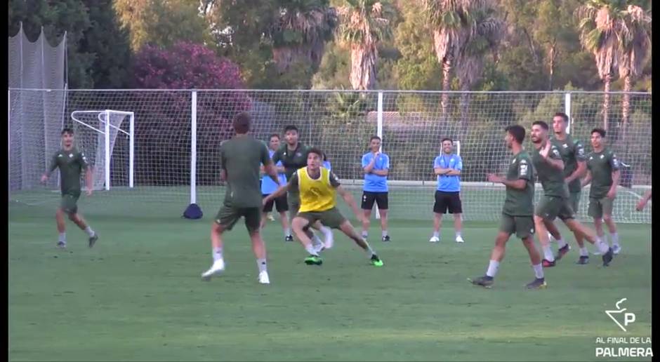 El divertido reto del gol de cabeza en el Betis