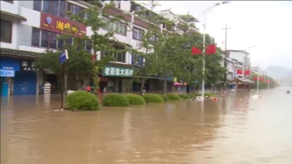 Más de 300 personas rescatadas en China tras quedar atrapadas por inundaciones