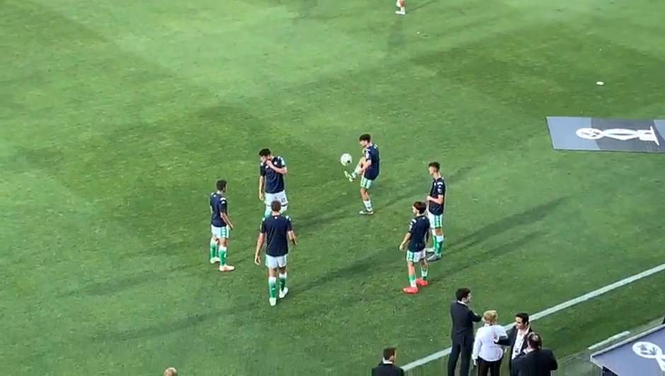 El himno del Betis suena en el estadio de Portimao antes del duelo ante el Oporto