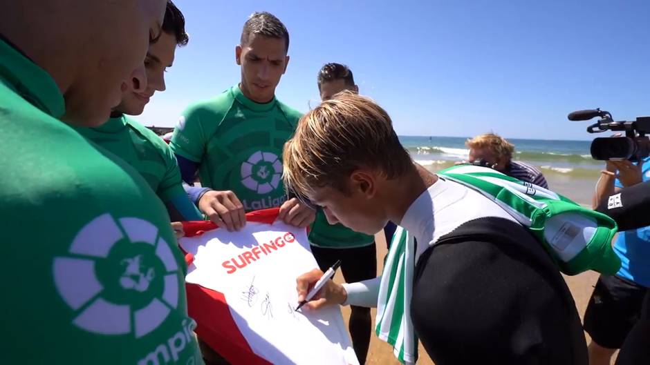 Los jugadores del Betis aprenden surf en Portugal