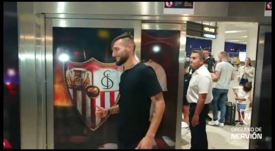 Gudelj, centrocampista serbio, llega para firmar por el Sevilla FC