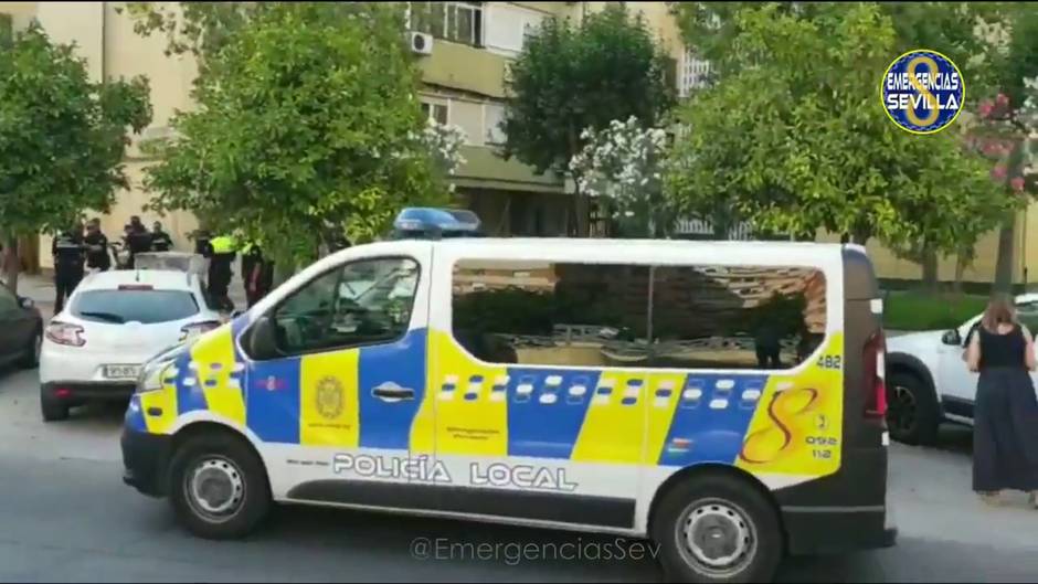 La policía local detiene a un hombre por provocar dos incendios en la casa de su pareja y de su suegra en el barrio sevillano de La Corza