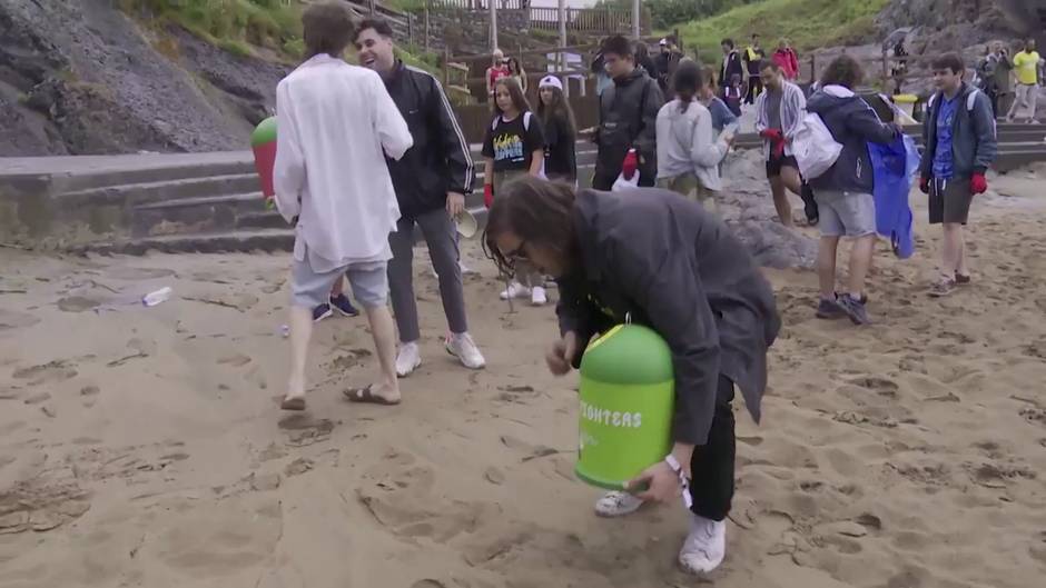 Crystal Fighters participa en la limpieza de una playa en Bizkaia