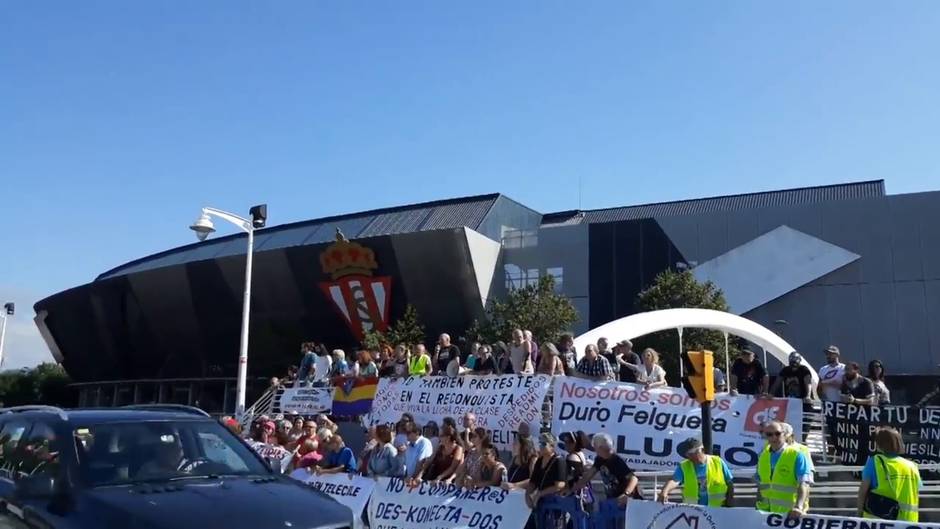 Colectivos diversos protestan antes del acto inaugural de la Fidma
