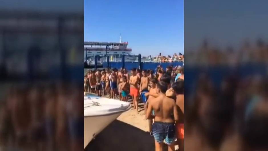 Una narcolancha irrumpe en una playa de Sanlúcar en plena tarde