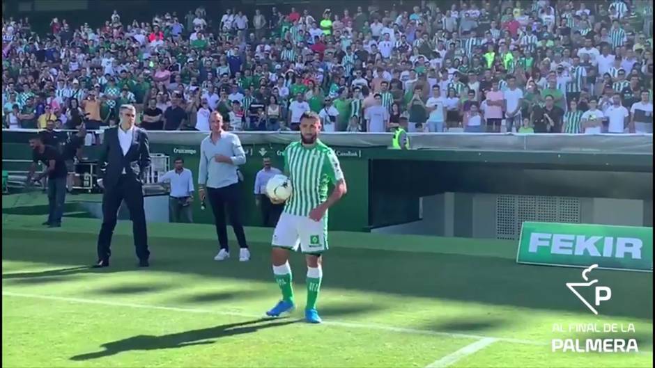 Fekir posa en el Benito Villamarín como nuevo jugador del Real Betis