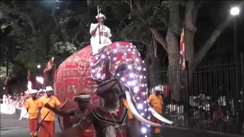 Miles de budistas de Sri Lanka celebran el Kandy Esala Perahera