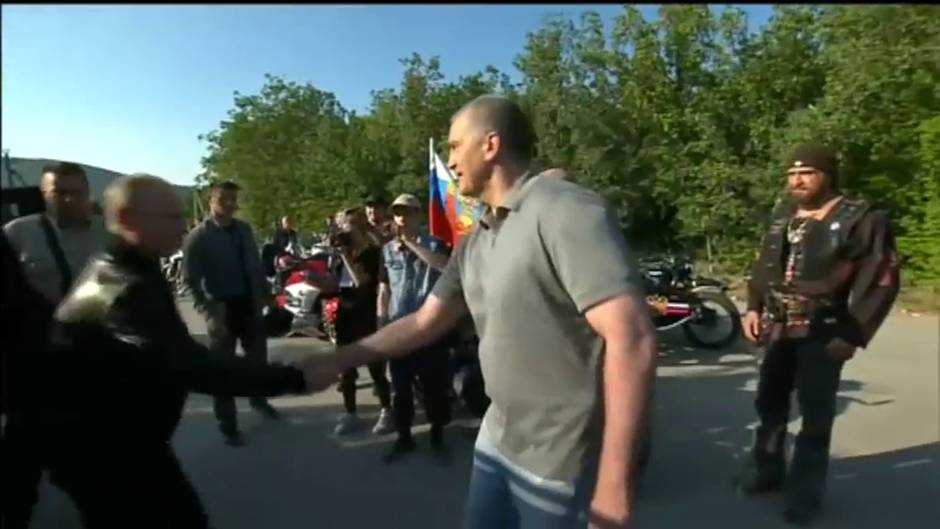 Putin muestra su lado más motero durante un espectáculo en Crimea