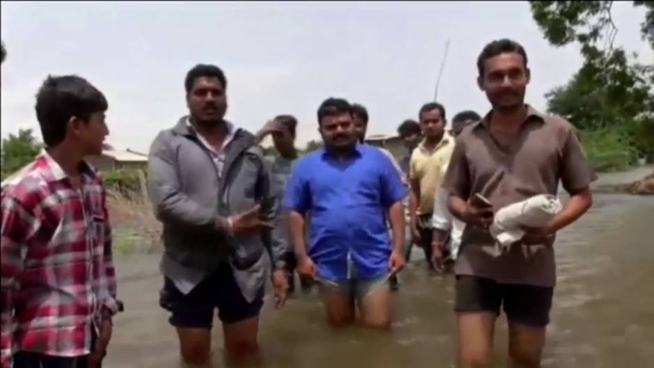 Un cocodrilo se refugia en un tejado durante las inundaciones en India