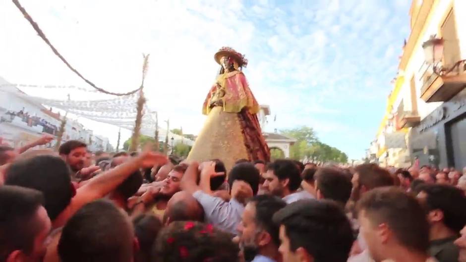 Recorrido de la Virgen del Rocío por las calles de Almonte