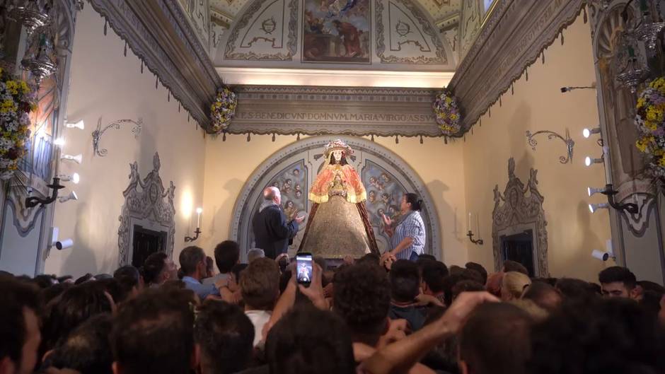 Virgen del Rocío entrada en Almonte