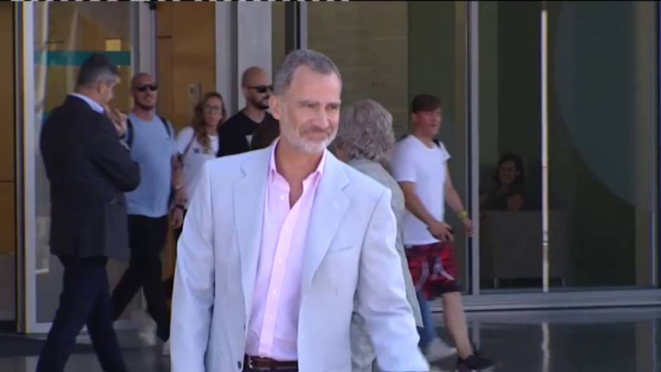 Felipe VI y Doña Sofía llegan al hospital donde está siendo operado Don Juan Carlos: "No sabemos nada"