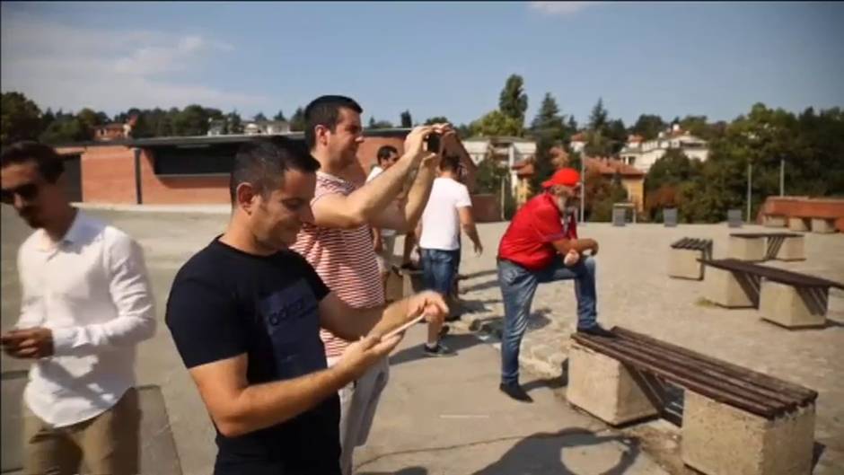 Los fans de un equipo serbio de futbol aparcan un tanque frente al estadio