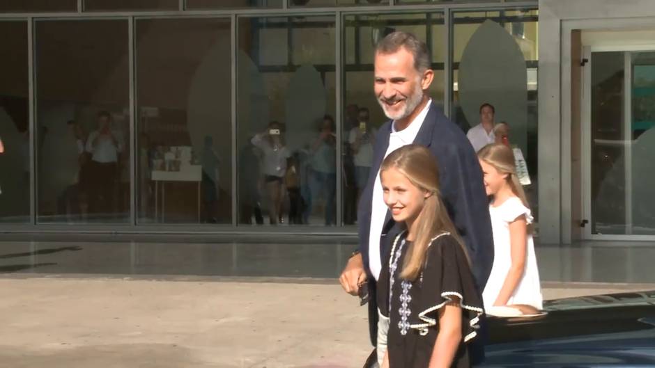 Felipe VI, doña Letizia y sus hijas visitan al rey Juan Carlos