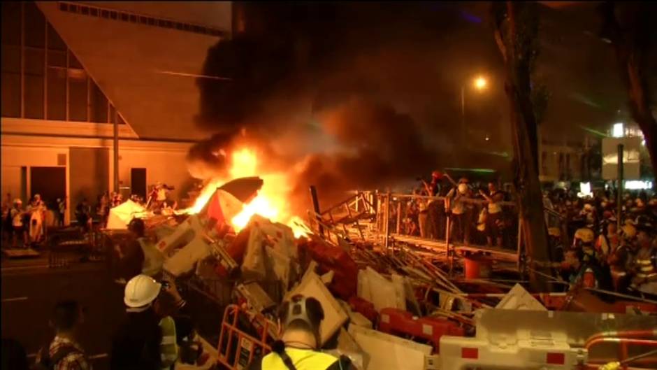 Manifestantes de Hong Kong prenden fuego a una gran barricada