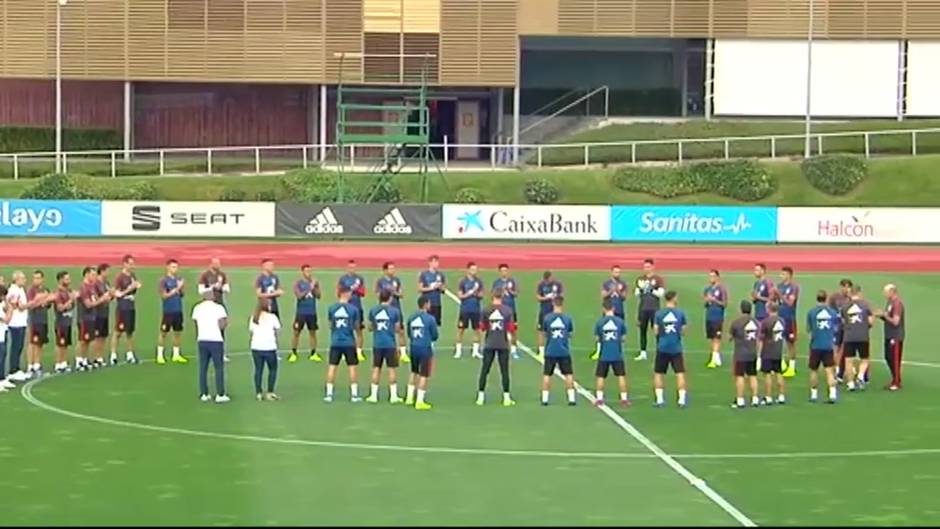 Robert Moreno dirige su primer entrenamiento tras un respetuoso minuto de silencio