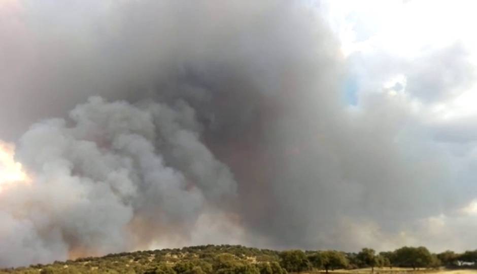 Declarado un incendio forestal en El Ronquillo, cerca de los Lagos del Serrano