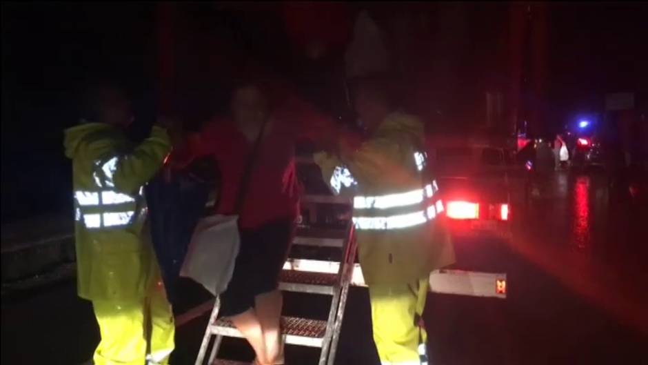 Los vecinos de la localidad de Orihuela pasan la noche en vela ante los desbordamientos del río