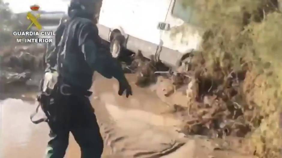 Rescatan en helicóptero a una pareja y a un perro en Almería