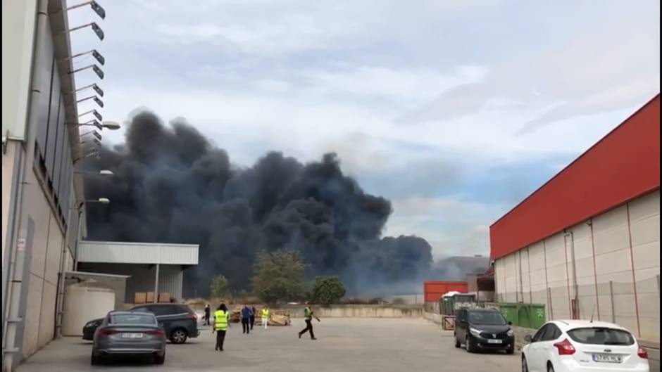 Incendio en el patio de una nave industrial de Dos Hermanas