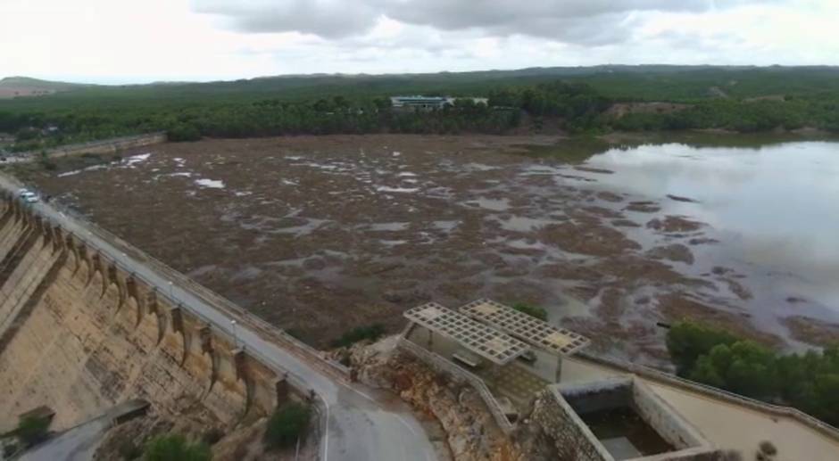 Alerta en la presa de Santomera tras abrir las compuertas del pantano
