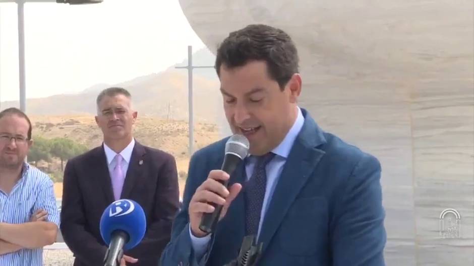 El presidente de la Junta de Andalucía, Juanma Moreno, destaca la colaboración público-privada en la inauguración de «Mujer del Almanzora», de Antonio López