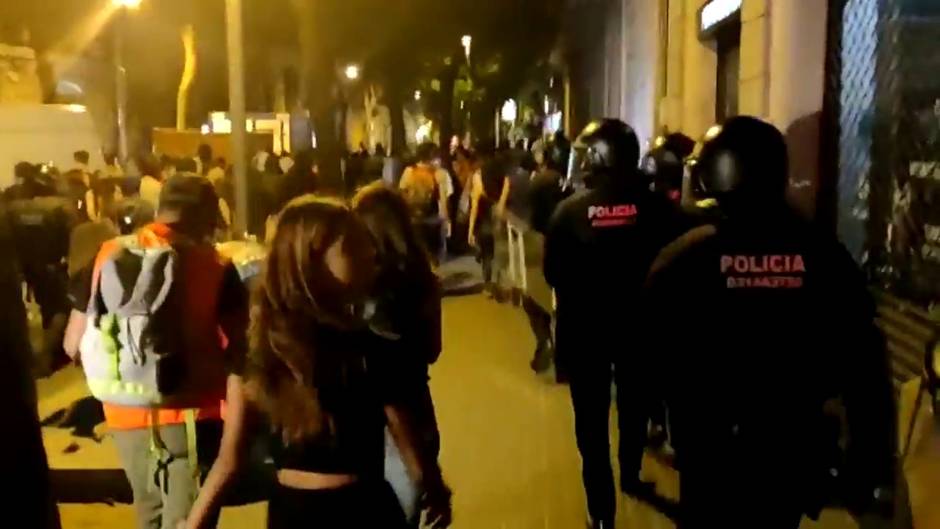 Un detenido en una protesta por el desalojo de 'Ka La Kastanya' en Barcelona