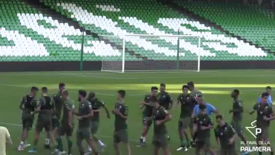 El Real Betis se entrena en el Villamarín antes del enfrentamiento con el Levante