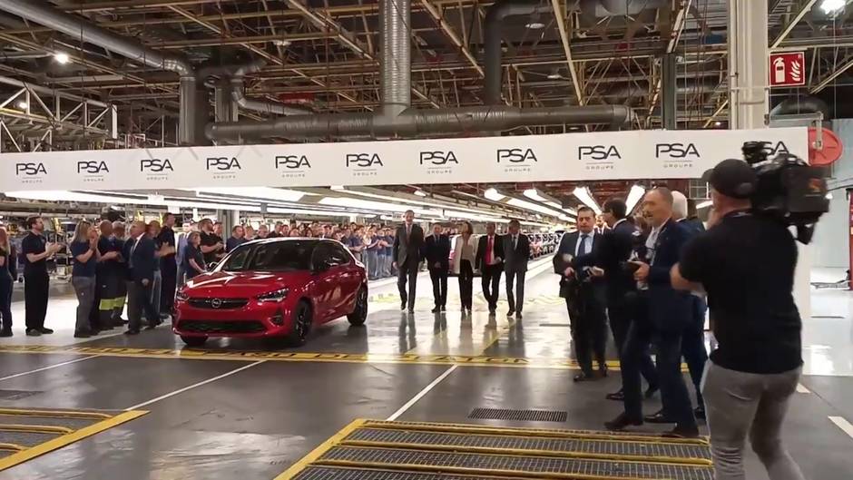 El Rey Felipe VI llega a la fábrica de Opel
