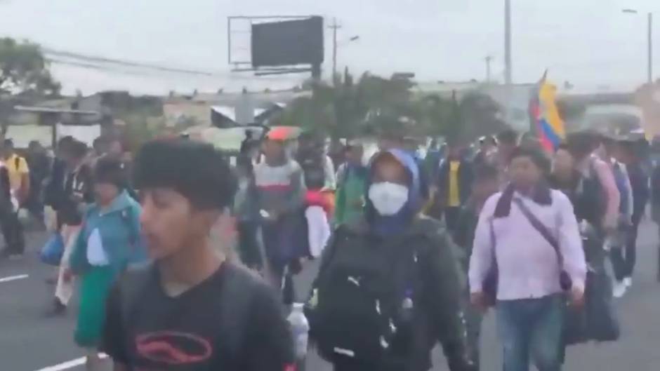 Manifestantes indígenas toman la Asamblea Nacional de Ecuador